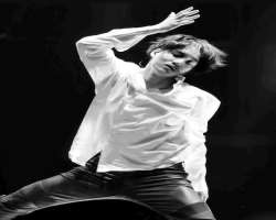 Alongside being a great singer, he is also a trained dancer having skills in Jazz, Ballet, Hip Hop, Locking, and Popping.